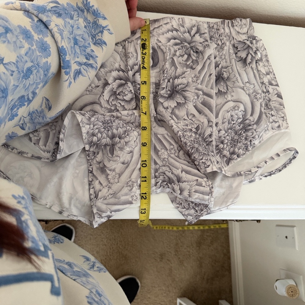 Lululemon Hotty Hot Gray Floral Running Shorts Size 10 - Picture 2 of 7